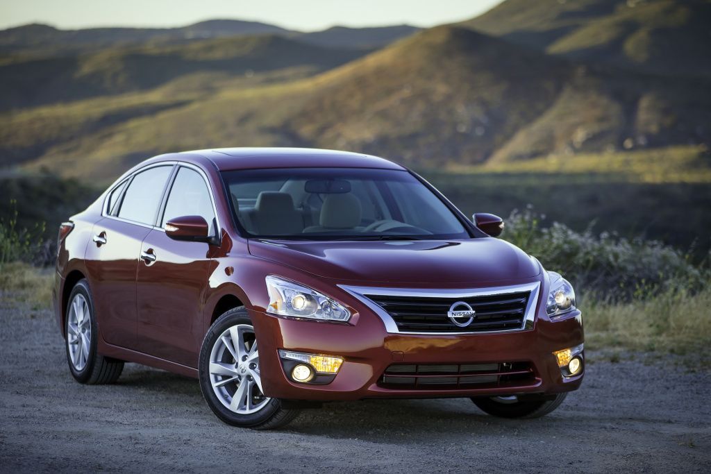 2015-nissan-altima_100479928_h.jpg