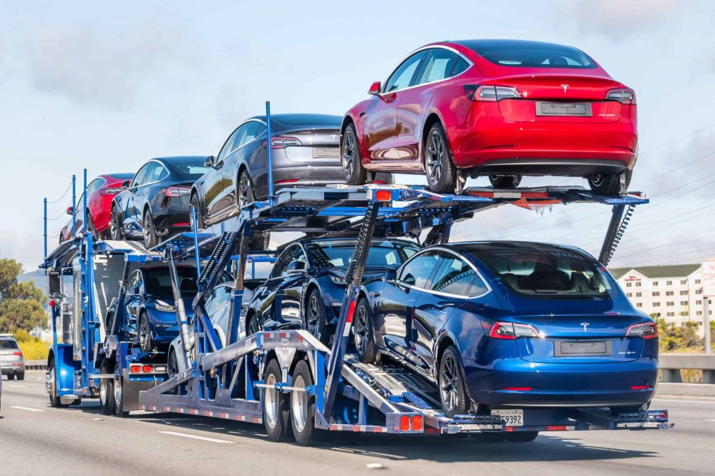 S_Car_Transporter_Carries_Tesla_Model_3_New_Vehicles_on_a_Freeway_in_San_Francisco_US-scaled.jpg